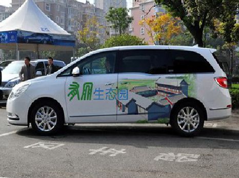 南陵户外车贴喷绘如何保持效果?